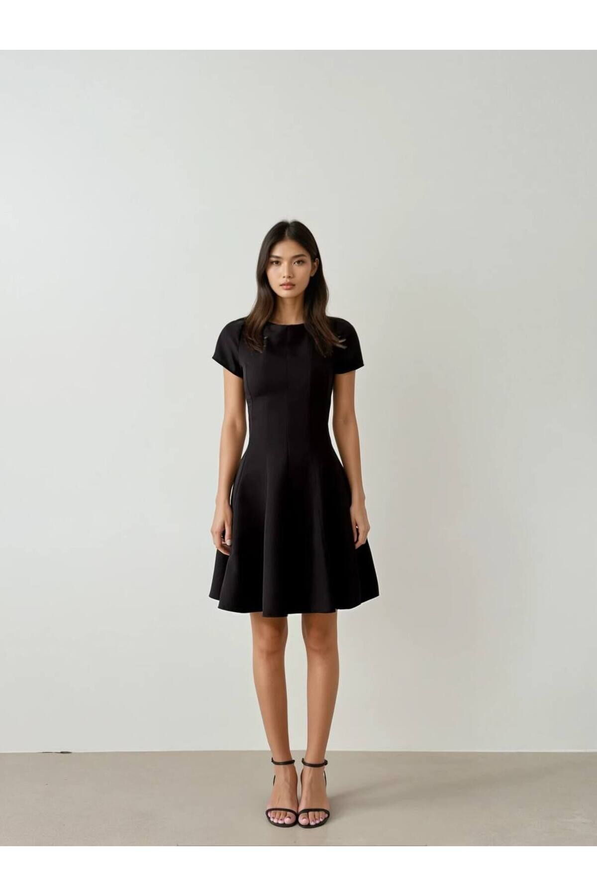 Siyah Bisiklet Yaka Kadın Mini Elbise