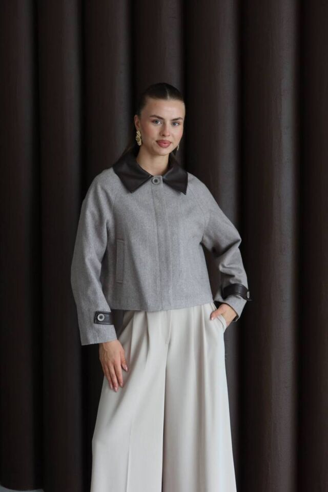 Yakası Deri Detaylı Kaşe Ceket