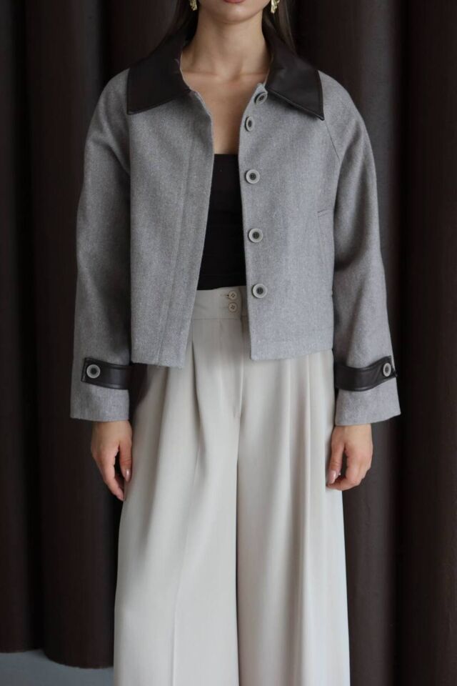 Yakası Deri Detaylı Kaşe Ceket