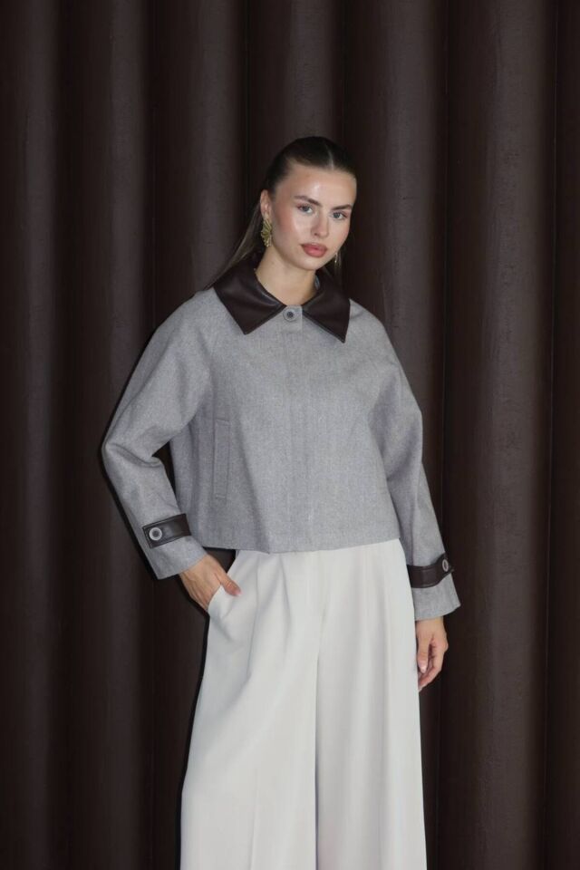 Yakası Deri Detaylı Kaşe Ceket