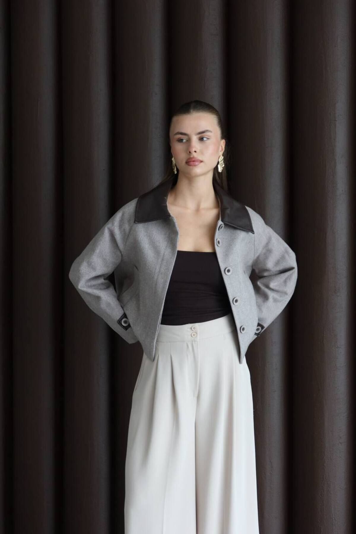 Yakası Deri Detaylı Kaşe Ceket