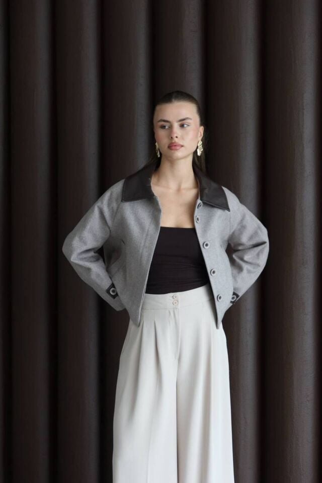 Yakası Deri Detaylı Kaşe Ceket