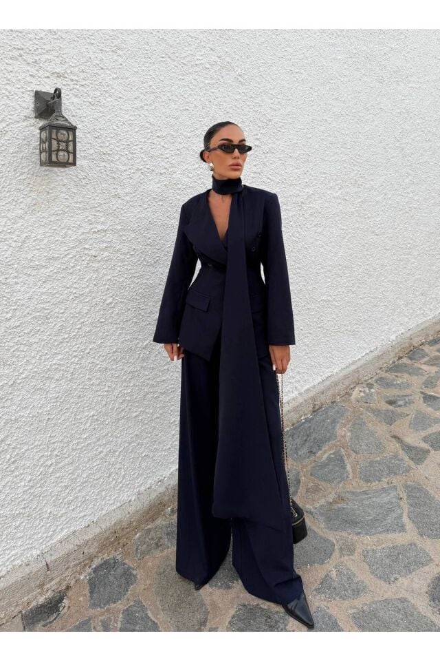 Boyun Aksesuarlı Lacivert V Yaka Blazer Ceket ve Bol Paça Pantolon Kombin