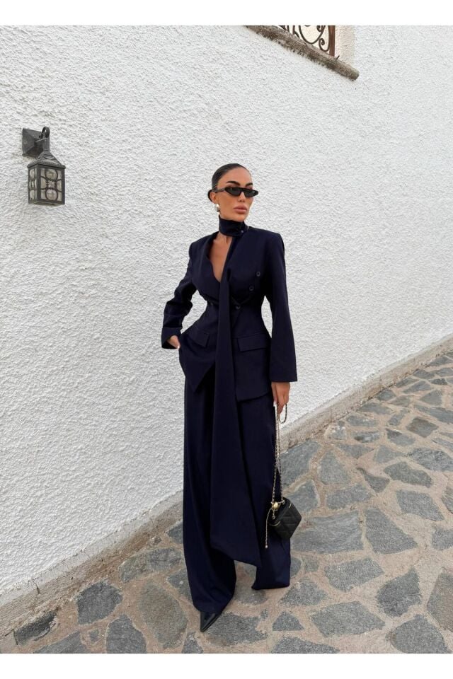 Boyun Aksesuarlı Lacivert V Yaka Blazer Ceket ve Bol Paça Pantolon Kombin
