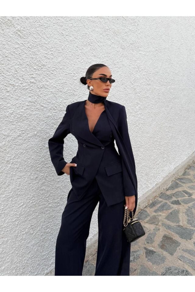 Boyun Aksesuarlı Lacivert V Yaka Blazer Ceket ve Bol Paça Pantolon Kombin