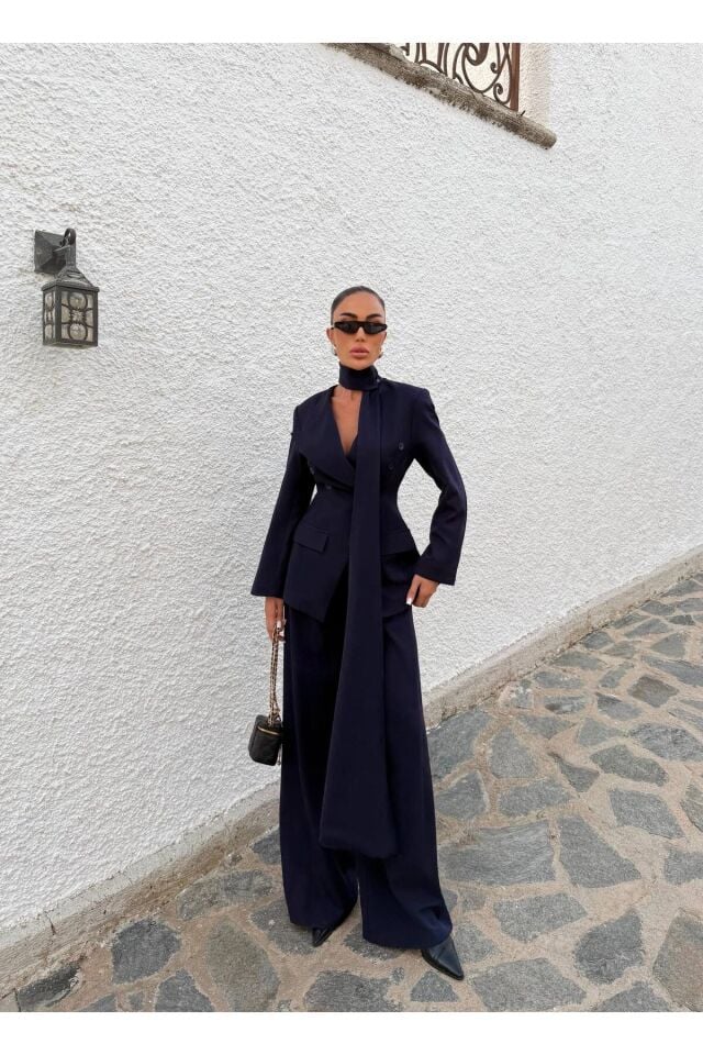 Boyun Aksesuarlı Lacivert V Yaka Blazer Ceket ve Bol Paça Pantolon Kombin