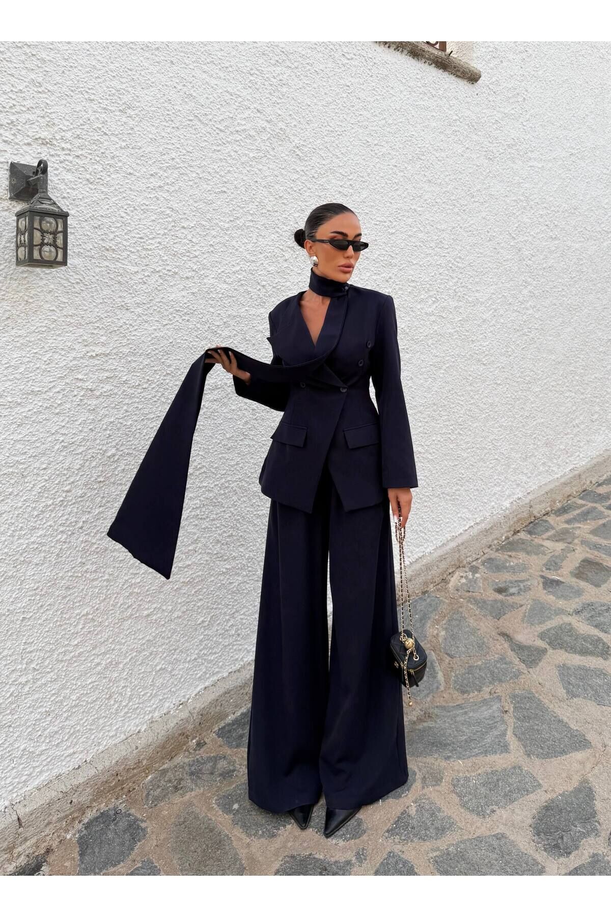 Boyun Aksesuarlı Lacivert V Yaka Blazer Ceket ve Bol Paça Pantolon Kombin