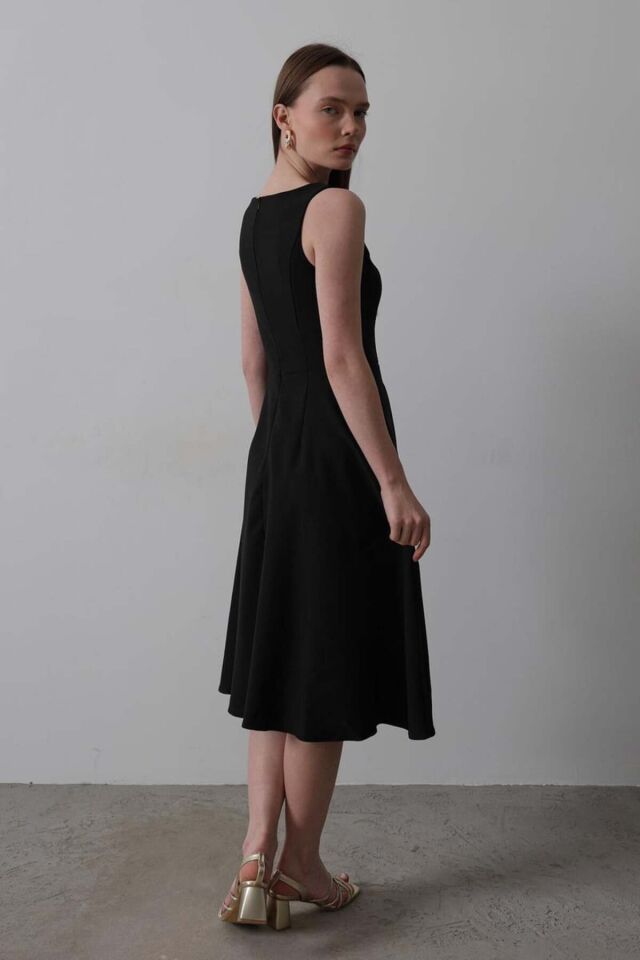 Cep Detaylı Kolsuz Midi Elbise